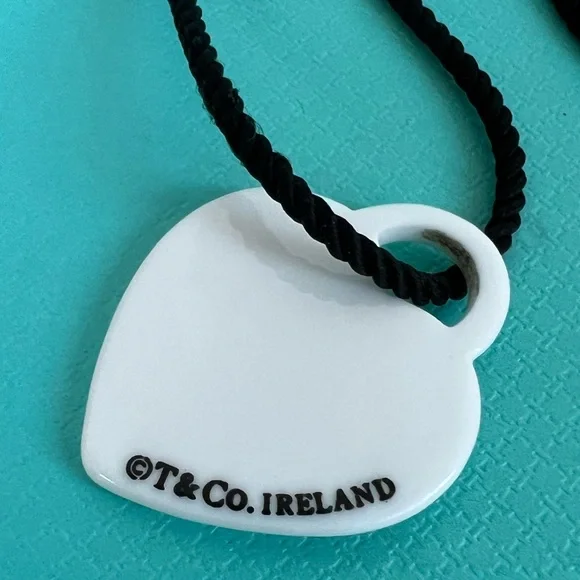 🔴Authentic TIFFANY & CO White Bone RTT Heart Pendents Necklace 🔴